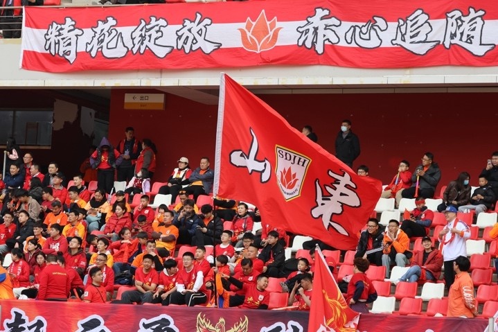 主場(chǎng)上萬(wàn)名球迷的吶喊助威，給山東體彩女足征戰(zhàn)女超增添了能量與動(dòng)力