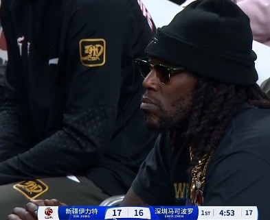 哦呦？你來了！新疆新外援哈雷爾場邊觀戰(zhàn)新疆主場vs深圳的比賽