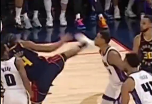抬腳過(guò)高踢到了對(duì)手下巴！NBA官方：穆迪這一動(dòng)作被判1級(jí)惡犯