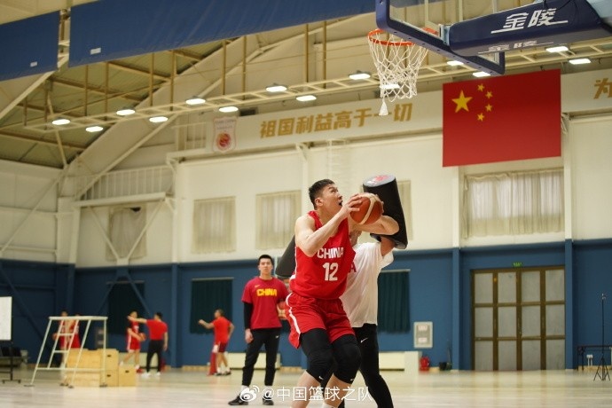 中國籃球之隊(duì)官博：大塊頭 大能量 祝李炎哲25歲生日快樂！
