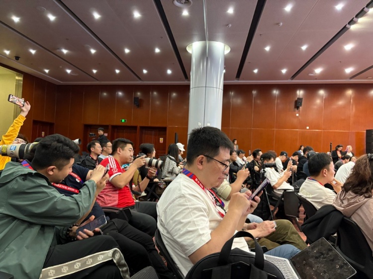 萬眾矚目！記者擠滿國足賽前新聞發(fā)布廳，賽場記者預(yù)計超300人