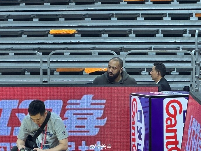 今晚不打？廣東主場迎戰(zhàn)廣廈 吉倫沃特一身便裝現(xiàn)身球館