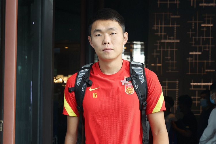 媒體人：國足征召5名邊后衛(wèi)真的有必要嗎？中場堆積眾多8號位