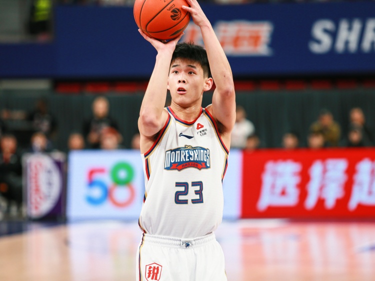 高效全能！林葳半場7中6拿到16分3板6助1斷