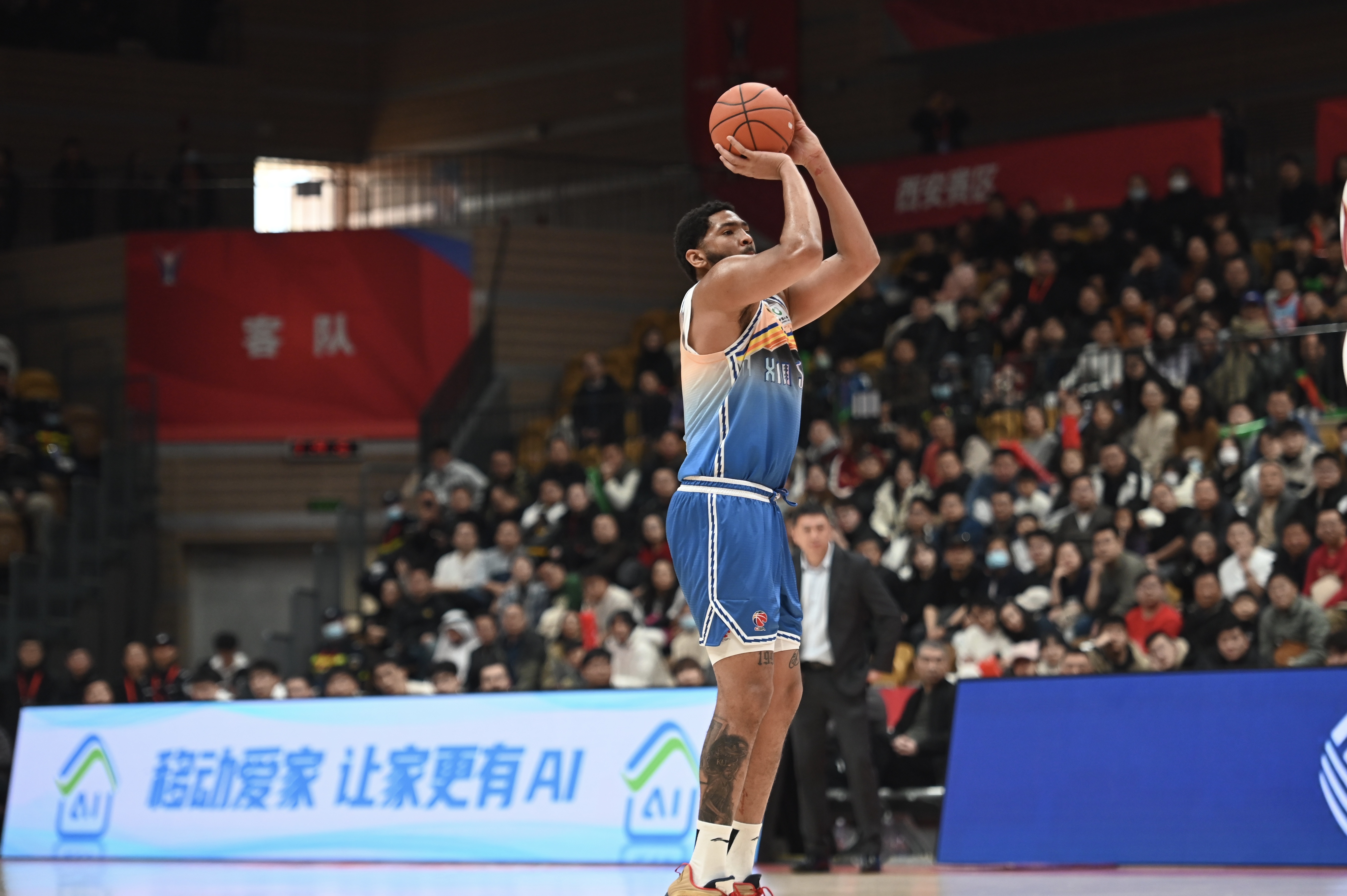 手感火熱！勞森半場(chǎng)7中6高效砍下17分5籃板 首節(jié)15分