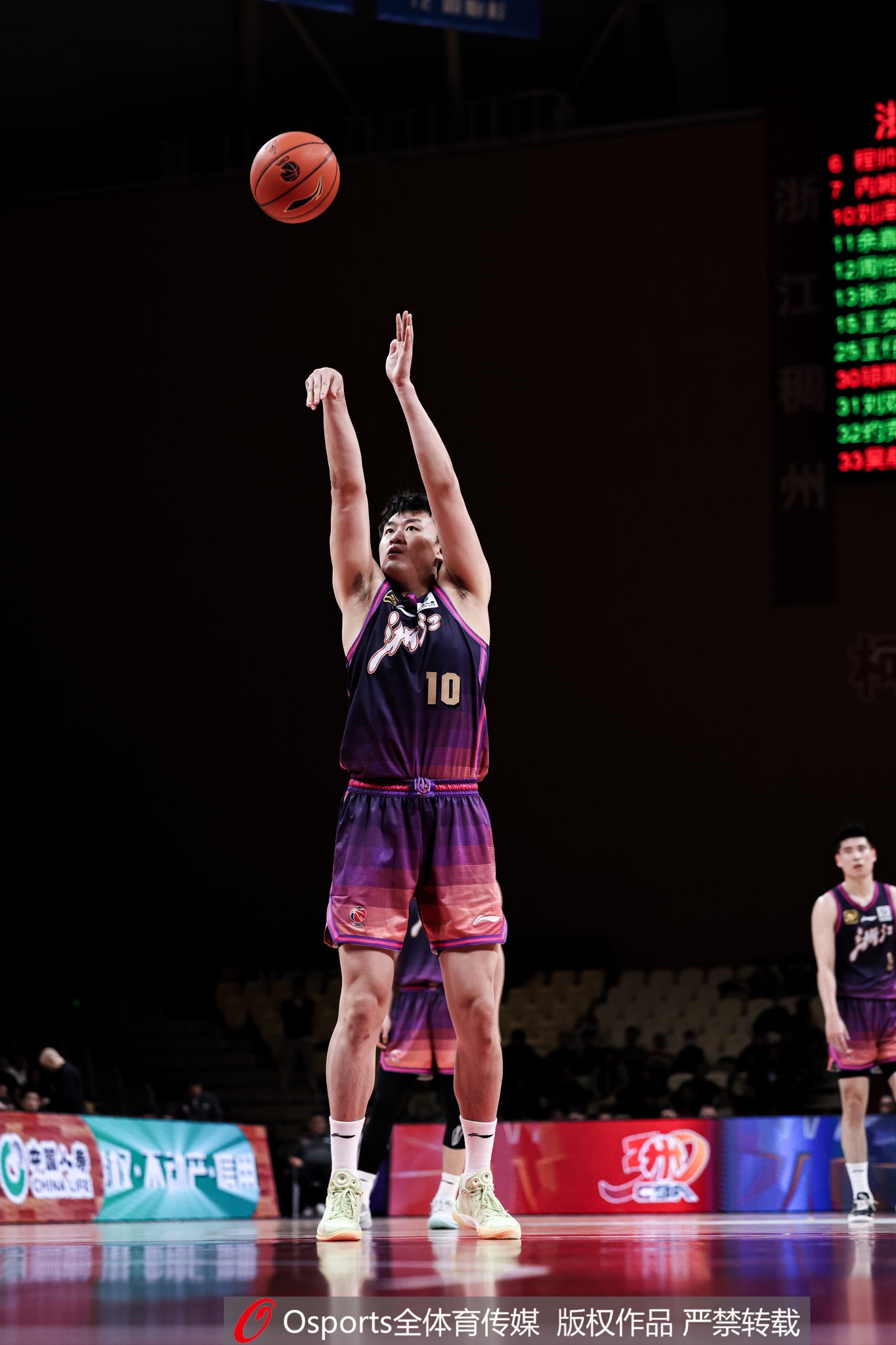 高效替補(bǔ)！劉澤一13投7中&罰球4中3得18分7板 得分并列全隊(duì)最高